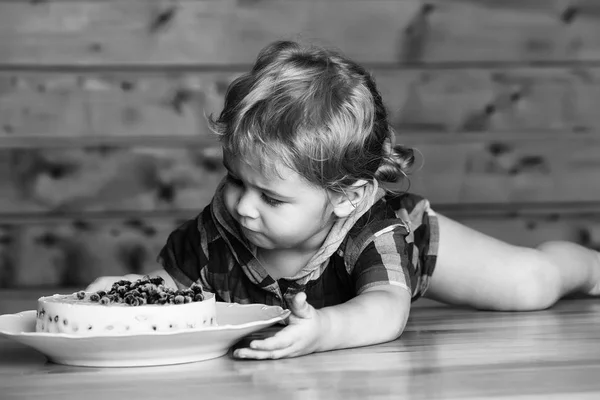 Leuke jongen eet cake — Stockfoto