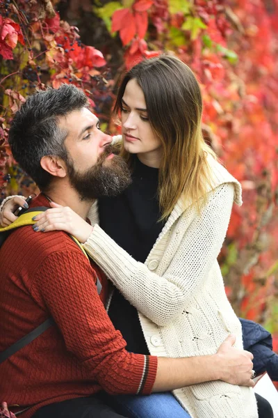 Casal no amor abraços com folhas vermelhas no fundo — Fotografia de Stock