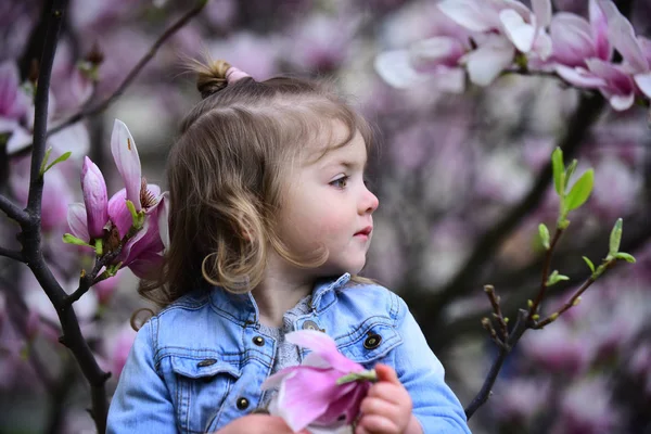 Petite fille dans le jardin fleuri le jour du printemps — Photo