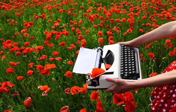 Vintage typemachine in hand, onderwijs, business, grammatica. — Stockfoto