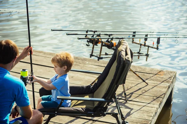 Padre insegnare piccolo figlio a pescare in acqua dolce — Foto Stock