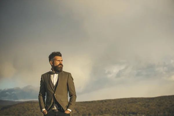 Hombre con barba y bigote con paisaje sobre fondo . — Foto de Stock