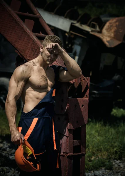 Sexy handyman concept. Man, builder or bodybuilder with tired face. — Stock Photo, Image