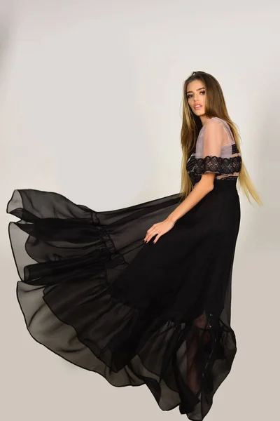 Femme sensuelle en robe à la mode, style . — Photo