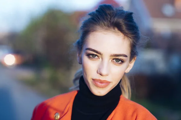 Chica con maquillaje y cara tranquila con fondo urbano . — Foto de Stock