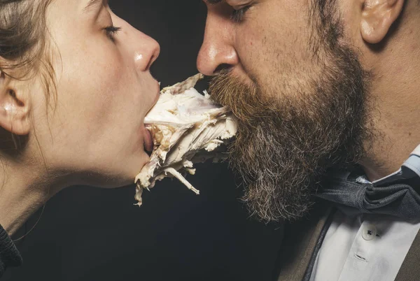 Das Paar genießt Essen, Fleisch oder Geflügel. Mann und Frau — Stockfoto