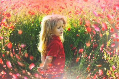 Bahar çiçekleri çocuk. bahar çiçekleri arka plan.