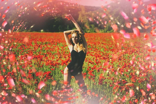 Dulce chica en flores de primavera. Flores de primavera en el prado — Foto de Stock