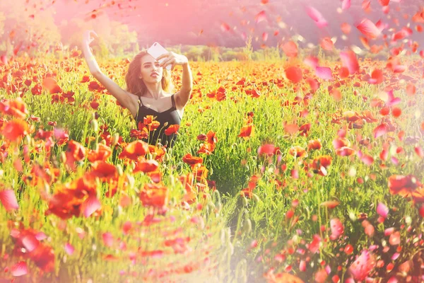 Rapariga no prado da papoula. Papoila em flor . — Fotografia de Stock