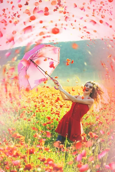 Mujer en soleado día de primavera. Soleado día de primavera . —  Fotos de Stock