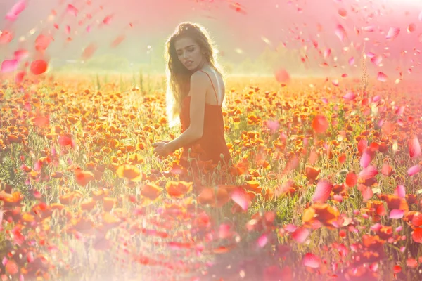 Mujer en soleado día de primavera. Soleado día de primavera . — Foto de Stock