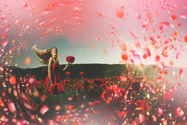 Mujer en soleado día de primavera. Soleado día de primavera . —  Fotos de Stock