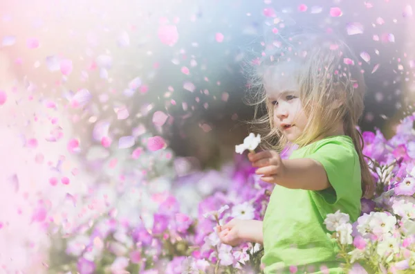 Criança feliz. Criança em flores — Fotografia de Stock