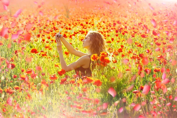 Glückliche Frau in Blumen. Frühlingsblumen. — Stockfoto