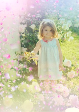 Bahar çiçekleri çocuk. bahar çiçekleri arka plan.