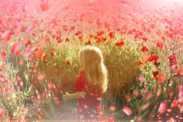 Niños felices en un día soleado. Niño divertirse con flores —  Fotos de Stock