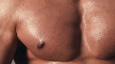 Sporcu, kaslar, sporcu adam, triceps. Atletik beyaz, altı paketi, göğüs kasları, triceps. Güzel erkek torso, AB Steroid, vitamin, protein doping, anabolik, spor. Vücut geliştirmeci, vücut geliştirme.