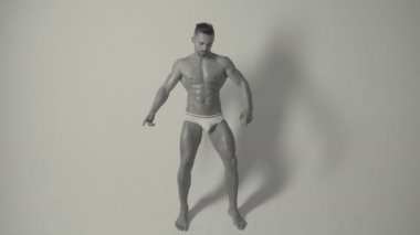 Sporcu, kaslar, sporcu adam, triceps. Atletik beyaz, altı paketi, göğüs kasları, triceps. Güzel erkek torso, AB Steroid, vitamin, protein doping, anabolik, spor. Vücut geliştirmeci, vücut geliştirme.