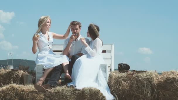 双性恋夫妇在农场放松的朋友 年轻夫妇在农场玩得开心 — 图库视频影像