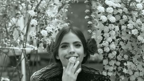 Genç Güzel Moda Bayan Çiçekli Ağacın Yanında Poz Açık Portresi — Stok video