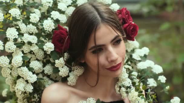 Retrato Livre Jovem Bela Senhora Moda Posando Perto Árvore Floração — Vídeo de Stock