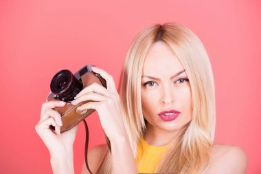 Pembe üzerinde uzun sarı saçlı şehvetli kadın.