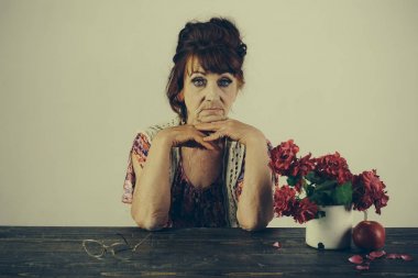 Buruşuk yüz, makyaj, güzellik, kadın deri yaşlanma