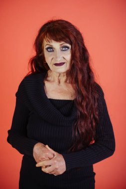 Kadınla uzun boyalı saç rengi, saç modeli