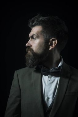 Ciddi yüz papyon ile lüks elbiseli adamla.