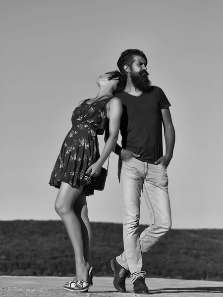 Par pose på blå himmel — Stockfoto