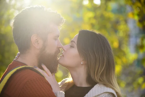 Donna abbraccia l'uomo con la barba con tenerezza, da vicino — Foto Stock