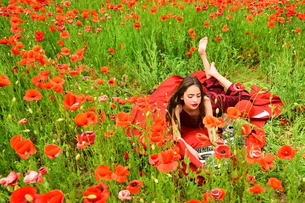 Vrouw schrijver in poppy bloem veld. — Stockfoto
