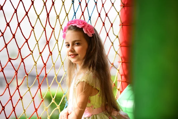 Niña con flores de color rosa en primavera pelo . — Foto de Stock