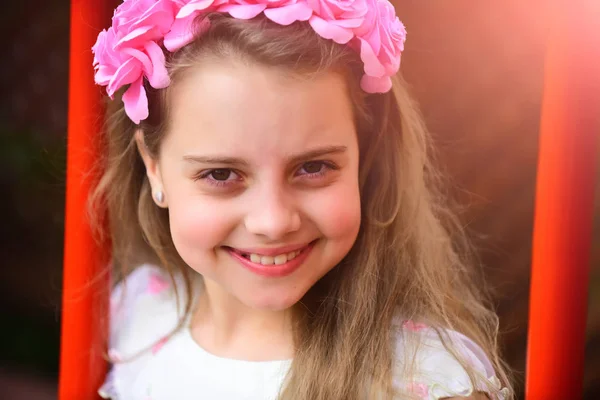 Μικρό κορίτσι με το λουλούδι στα μαλλιά, παιδική ηλικία και την ευτυχία. — Φωτογραφία Αρχείου