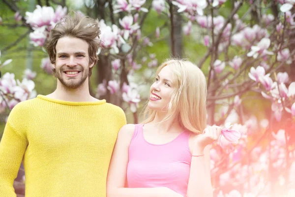 Verliebtes Paar in blühende Blume, Frühling. — Stockfoto