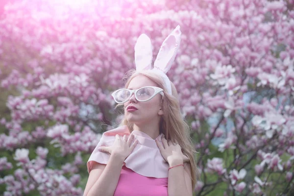 Meisje of mooie vrouw op bloeiende bomen in de tuin — Stockfoto