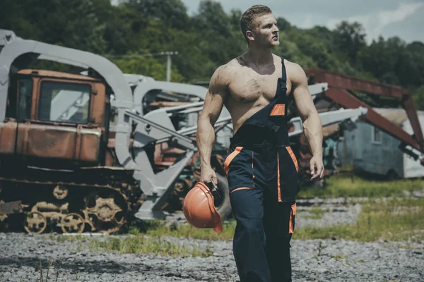 Man, bouwer of bodybuilder met strikte gezicht in de helm. — Stockfoto