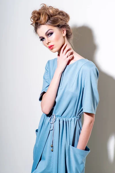 Femme sensuelle pose en robe bleue, mode — Photo
