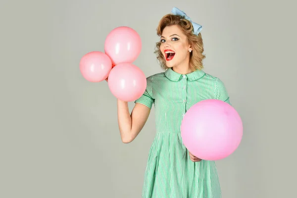 Pinup vintage girl on a grey room with balloons. — Stock Photo, Image