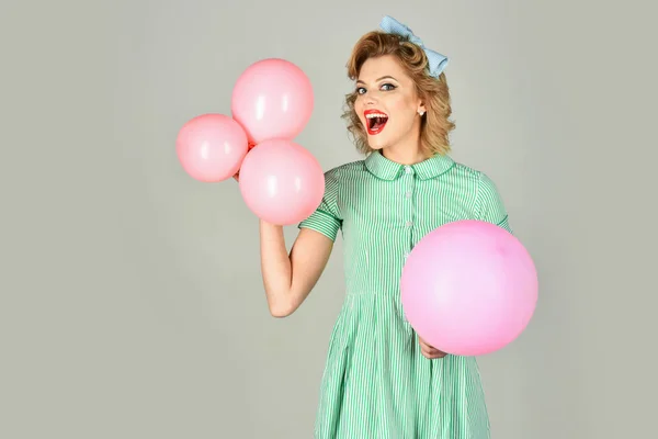 Pinup Vintage Girl auf einem grauen Zimmer mit Luftballons. — Stockfoto