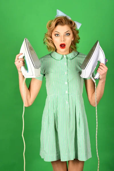 Ütü genç güzel vintage ev kadını