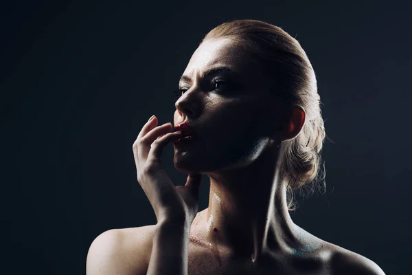 Yüksek moda model kadın stüdyoda poz ışıklar — Stok fotoğraf