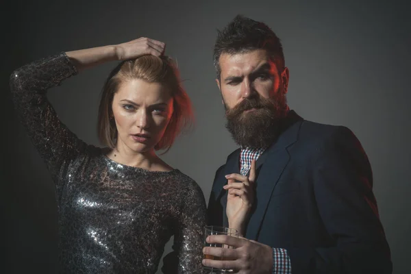 Corporate Party Konzept. Mann und Frau in schicker Kleidung trinken — Stockfoto