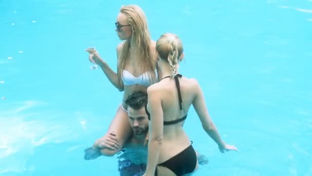プールで夏を楽しむ幸せな若い人々 のグループです 友人のパーティー プール飲むシャンパン カクテルのグループ — ストック動画