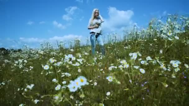 Kamillenblüten Auf Einer Sommerwiese Schöne Frau Auf Der Kamillenwiese — Stockvideo