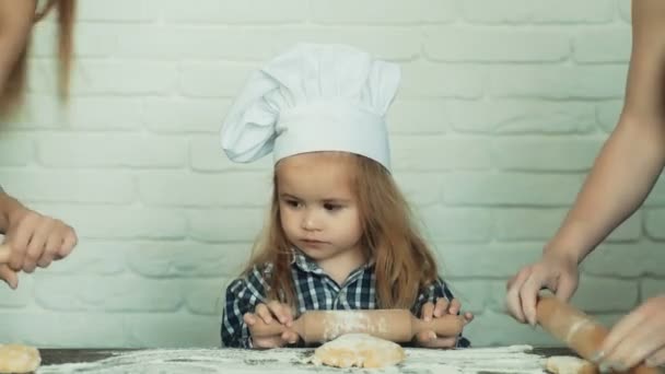 Feliz Familia Amorosa Están Preparando Panadería Juntos Madre Hija Niña — Vídeo de stock
