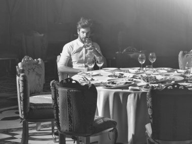 Yakışıklı adam içki şarap