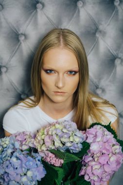 Ortanca çiçek gri duvar kadınla