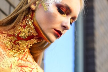 Kadın fantastik makyaj, yaratıcı vücut sanatı ile