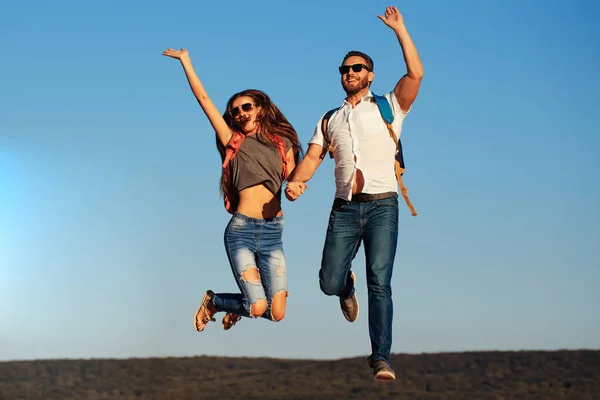 Šťastný pár v lásce skok na modré obloze, wanderlust — Stock fotografie